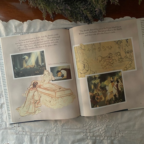 Walt Disney’s Snow White Book - Picture 4 of 8